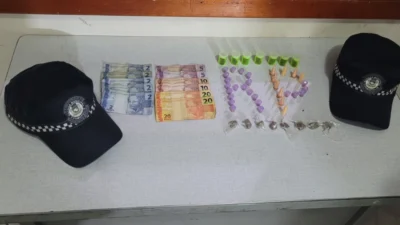 Dois indivíduos e entorpecentes são apresentados no Plantão Policial
