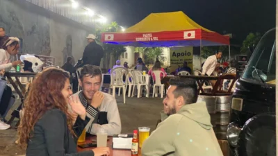 Feira noturna vira ponto de encontro para amantes do samba, cultura e boa comida
