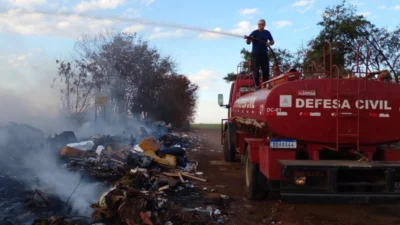 Defesa Civil combate incêndio próximo da Rodovia SP 332