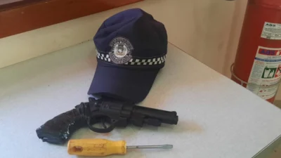 Guarda Municipal apreende irmãos gêmeos com simulacro de revólver e chave de fenda