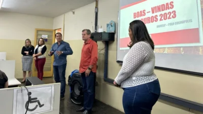 Estudantes realizam trote solidário e ajudam comunidades carentes com doações de alimentos e roupas