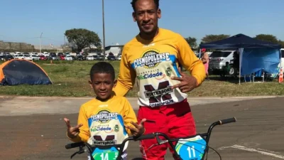 Pai e filho praticam bicicross juntos