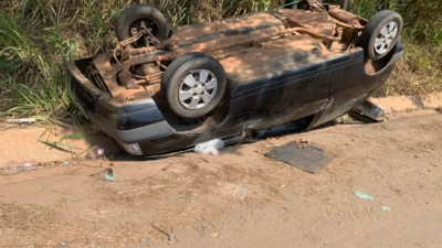 Motorista perde controle e capota Uno no trevo da ‘Coca-Cola’