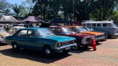 ‘Feirinha’ reúne artesanato, gastronomia, música e carros antigos na ‘Praça do Rodrigo’