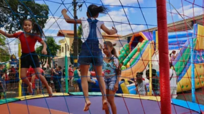 Crianças celebram o feriado com o evento ‘Brincando na Praça com os Anjos da Guarda’