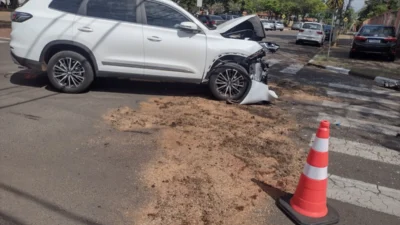 Tiggo e Corolla se chocam em cruzamento perto da ‘Escola Rodrigo’