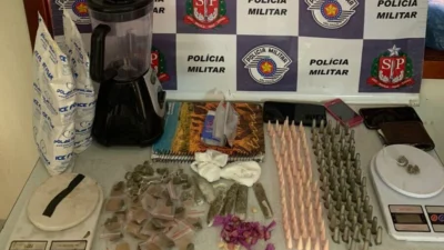 Polícia Militar localiza 251 porções de drogas em residência e prende dois indivíduos