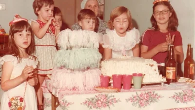Festinha de criança dos anos 80. O que vem primeiro à sua memória? Vamos recordar esses momentos?