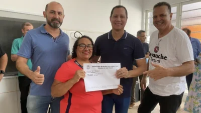 Moradores do Jardim Santana recebem matrículas de escrituras