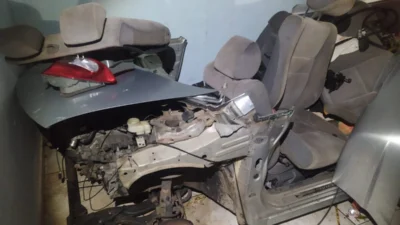 ROMU localiza carcaça de veículo recém-desmontado em garagem de residência