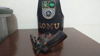Indivíduo é atingido por tiro após sacar a arma contra a equipe de ROMU