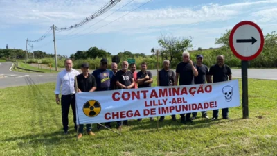Ex-trabalhadores fazem manifestação para agilização de processo trabalhista