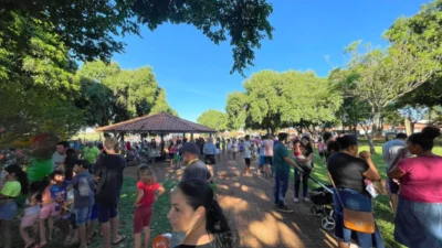 ‘Brincando no CRAS’ reúne muitas crianças e familiares na ‘Praça da Cosmo’
