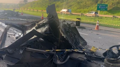 Bandidos assaltam e explodem carro-forte na Rodovia SP 332 em Cosmópolis