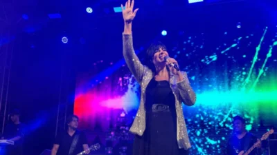 Fernanda Brum encerra a última noite dos shows de aniversário de Cosmópolis com louvores, fé e adoração