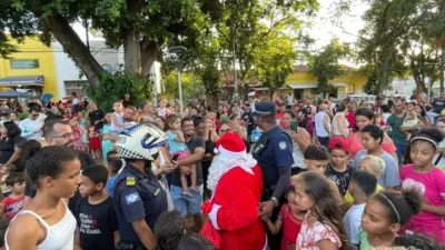 Parada de Natal e chegada de Papai Noel de helicóptero emocionam o público