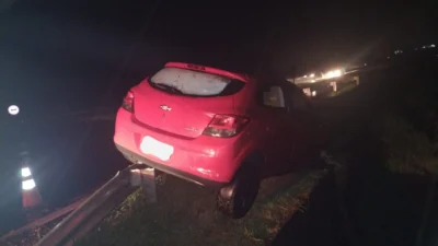 Carro quase cai ladeira abaixo na rotatória da entrada de Cosmópolis