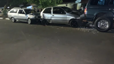 Motorista se perde e bate em três veículos estacionados