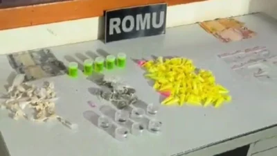 ‘Novo Cosmópolis’: indivíduo é preso com duas sacolas de drogas nas mãos