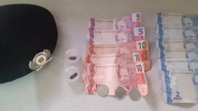 Menor é apreendido com porções de drogas e dinheiro