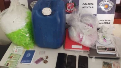 Homem tenta fugir pela janela dos fundos, mas é preso em flagrante acusado de tráfico de drogas