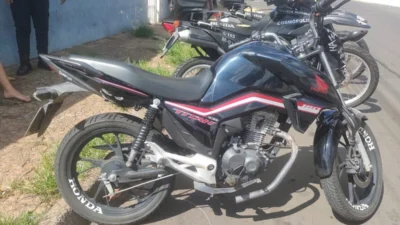 ROMO apreende moto sem escapamento e retrovisores