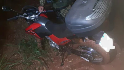 Após campana, forças policiais recuperam moto roubada em esconderijo na zona rural