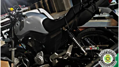 Condutor de moto se choca com guard-rail após tentar fugir de viatura da GM
