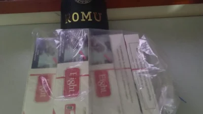 Homem é detido com 8 pacotes de cigarro de contrabando em baú de moto