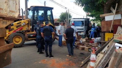 Fiscalização de Postura faz retirada de moradia irregular no bairro Cidade Alta