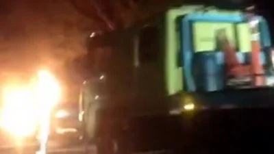 Veículo de passeio pega fogo na Rodovia Professor Zeferino Vaz