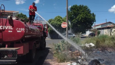 Defesa Civil apaga incêndio em terreno no Parque Ester