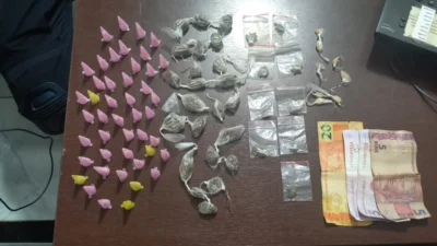ROMU prende indivíduo com sacola cheia de drogas em condomínio