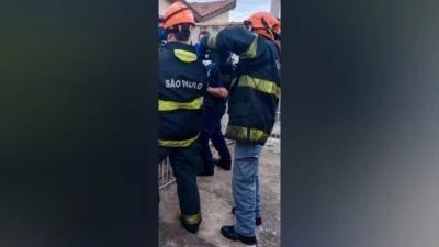 Mulher é salva após ficar enroscada em lança de grade