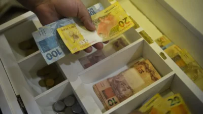 Salário mínimo de R$ 1.412 entrou em vigor na segunda-feira (01)