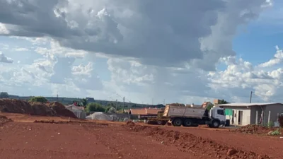 Bandidos rendem segurança e roubam pá carregadeira e retro escavadeira em canteiro de obras no Souza Queiroz II