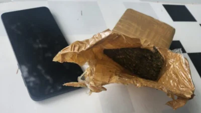 Rapaz é preso pela Polícia Militar com um tijolo de maconha