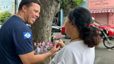 Guarda Municipal distribuiu flores em diversos pontos da Avenida Ester e no Lar dos Idosos Irmã Rosália