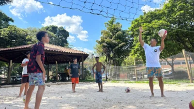 Quadra de areia na ‘Praça do Rodrigo’ oferece aulas de vôlei de praia, beach tennis e futevôlei