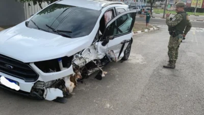 Após passar mal ao volante, condutora se perde e bate em árvore