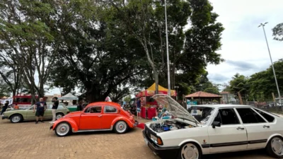 Feirinha reúne arte, gastronomia e carros antigos na Praça do Rodrigo