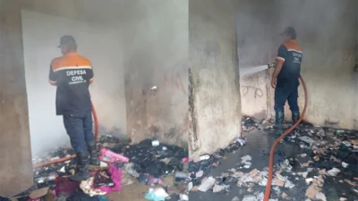 Incêndio em construção abandonada é combatido pela Defesa Civil