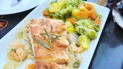 Salmão ao molho Belle Meunière com legumes