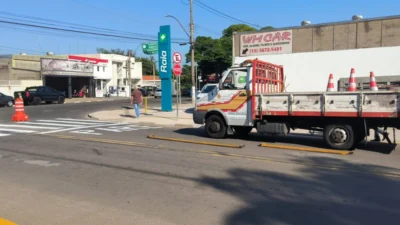 Setor de Trânsito está revitalizando pinturas de solo e placas de sinalização na Avenida da Saudade