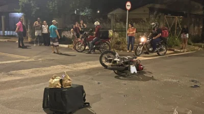 Motocicleta e Kadett se chocam em cruzamento de ruas na Vila Kalil