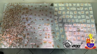 Polícia Militar prende mulher com mais de 600 porções de drogas em mochila