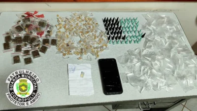 Guarda Municipal localiza mais de 300 porções de drogas após indivíduo descartar sacola