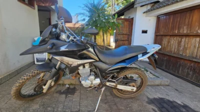 Motocicleta com emplacamento artesanal é apreendida pela Polícia Militar