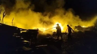 Defesa Civil de Cosmópolis e brigadistas da Ester Agroindustrial ajudam no combate a incêndio de empresa de recicláveis em Artur Nogueira