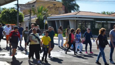Prefeitura de Cosmópolis promove caminhada e plantio de árvores em evento do ‘Dia da Família na Escola’